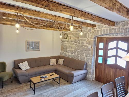 Stone holiday house Iva in Donji Vinjani