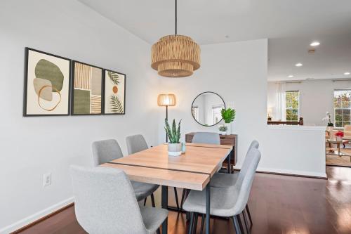 Gem in Germantown Walk to Restaurants & Shops! in เจอร์แมนทาวน์ (MD)