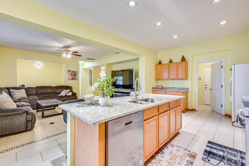 9 Mi to Apollo Beach: Riverview Getaway!