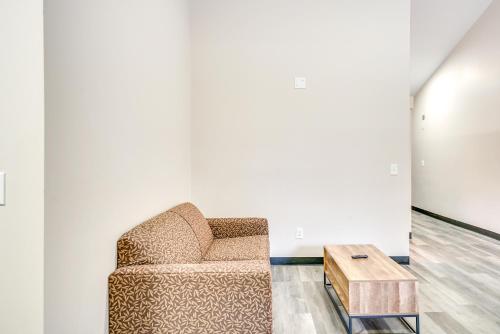 Walk to Shopping and Dining Port Huron Studio in Port Huron (MI)