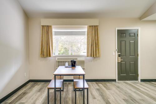 Walk to Shopping and Dining Port Huron Studio in Port Huron (MI)