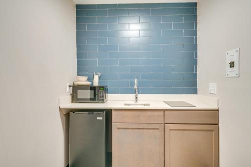 Walk to Shopping and Dining Port Huron Studio in Port Huron (MI)