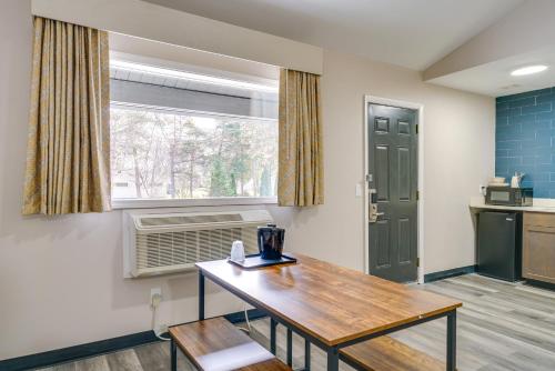 Walk to Shopping and Dining Port Huron Studio in Port Huron (MI)