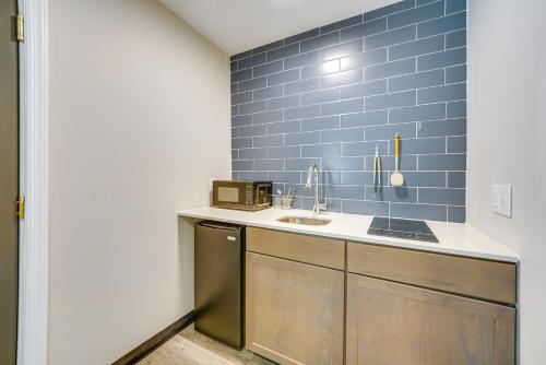 1 Mi to Lighthouse Beach: Port Huron Studio in พอร์ทฮูรอน (MI)