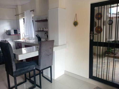 Sunshine Garden Apartment in คิตเว่