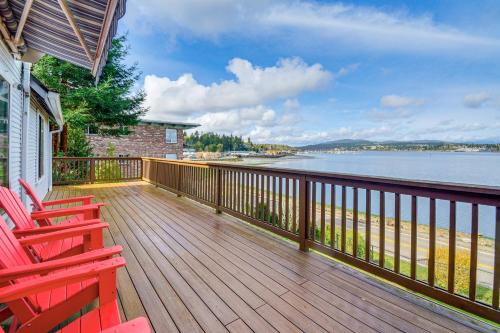 Game Room & Inlet Views, Port Orchard Home