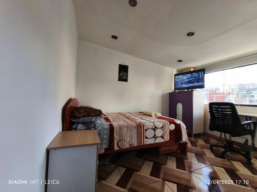 cuarto con baño privado, lavadora y cochera