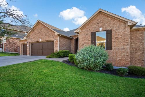 Modern Round Rock Getaway with Private Hot Tub in Round Rock, USA