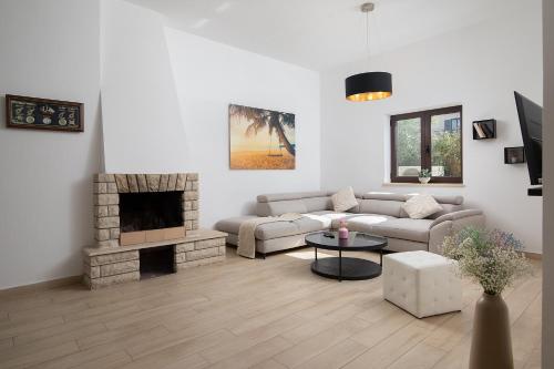 Villa Andrija Family Dream with heated pool at the sea with beautiful garden outside cinema and kids playground - image 5
