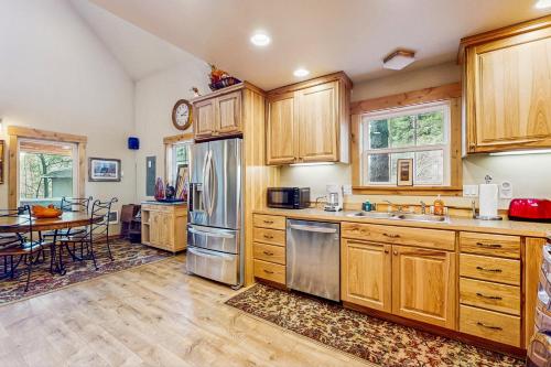 Merry Creekside Retreat