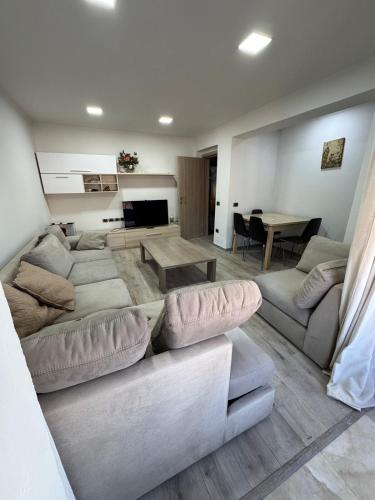 Tirana Skanderbeg corner flat, Тирана