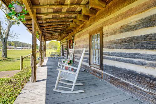 . 6 Mi to Scottsboro: Apt w/ Furnished Porch