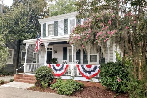 1860 House In the Heart of Downtown