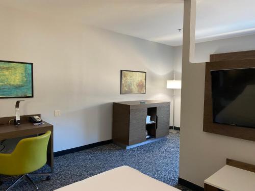 Comfort Inn and Suites Near Lake Guntersville - image 3