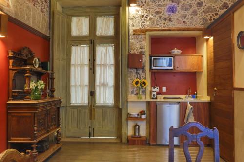 CASA SAUTO Historic Fam Suite 1 block from Zocalo