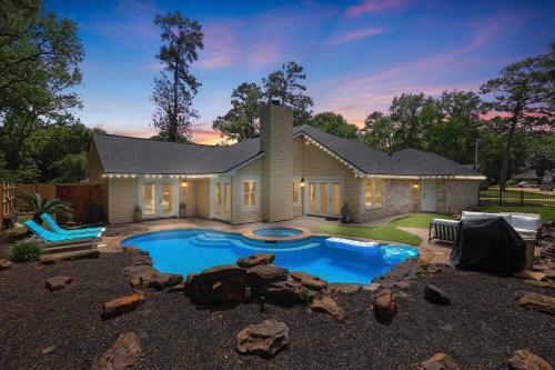 Quaint Villa Near IAH 3BD 2Bath Office with Amenities in Houston, USA