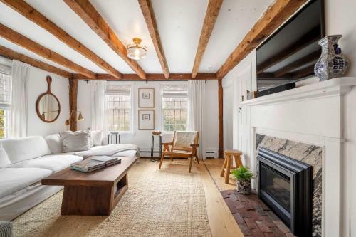 Renovated Cozy Cabin 5 Min to Beach Renovated Cozy Cabin 5 Min to Beach