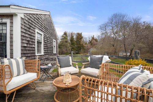 Renovated Cozy Cabin 5 Min to Beach Renovated Cozy Cabin 5 Min to Beach