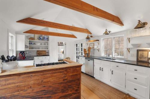 Renovated Cozy Cabin 5 Min to Beach Renovated Cozy Cabin 5 Min to Beach