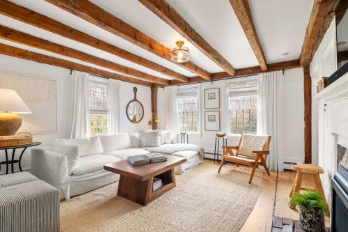 Renovated Cozy Cabin 5 Min to Beach Renovated Cozy Cabin 5 Min to Beach