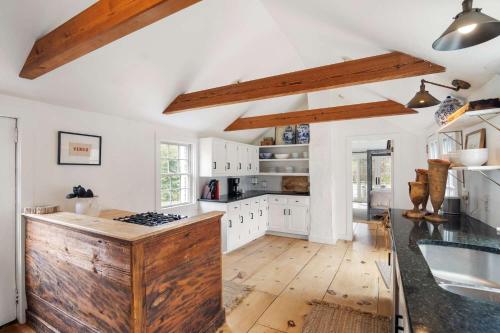 Renovated Cozy Cabin 5 Min to Beach Renovated Cozy Cabin 5 Min to Beach