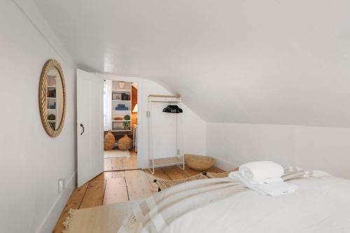 Renovated Cozy Cabin 5 Min to Beach Renovated Cozy Cabin 5 Min to Beach