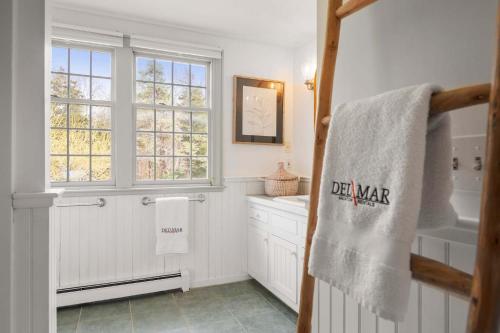 Renovated Cozy Cabin 5 Min to Beach Renovated Cozy Cabin 5 Min to Beach