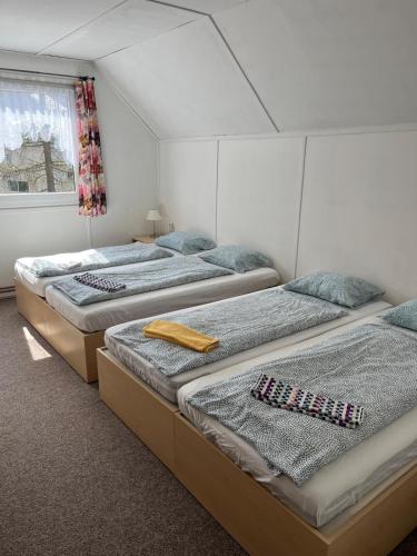 2 double beds