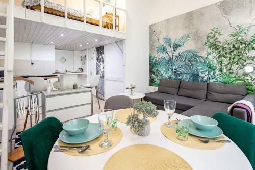 Charming Cozy Downtown Heaven for 2 - image 9
