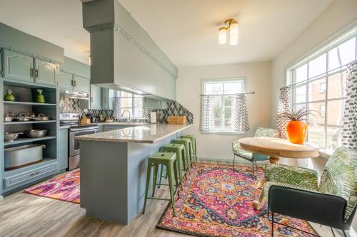 Comfy Colonial - up to 15 ppl 5 mins to Plaza District or State Fair in Oklahoma City, USA
