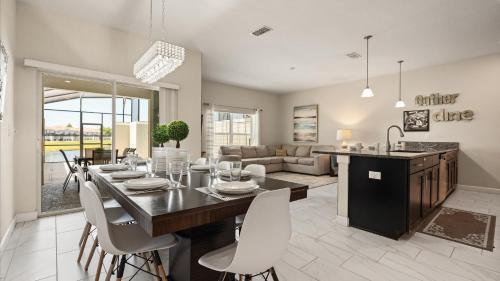 Family Townhome w Private Pool in Kissimmee, USA