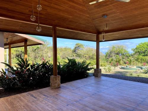 Casa Heliconia - Gorgeous Garden Home in Delicias in 蒙提祖馬