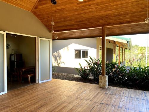 Casa Heliconia - Gorgeous Garden Home in Delicias in 蒙提祖馬
