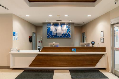 Vestíbulo, Holiday Inn Express Hotel & Suites Raleigh Sw - At Nc State By IHG in Southwest Raleigh