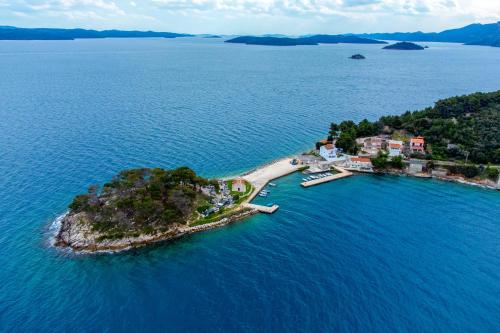 Tuvākā izklaides vieta, Apartments by the sea Savar, Dugi otok - 892 in Brbinj