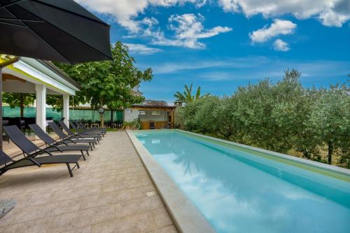 Family friendly house with a swimming pool Antonci, Porec - 24239 – khách sạn tại Antonci
