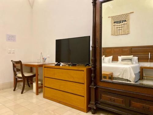 Standard King Room image 3