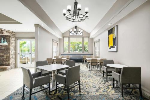 Residence Inn by Marriott Des Moines West at Jordan Creek Town Center - 식음료(F&B)