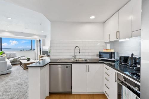 Modern 1BR w Pool Gym Steps to Beach by Zodiak Stays, Auckland (foto 4)