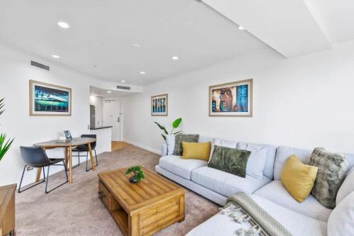 Modern 1BR w Pool Gym Steps to Beach by Zodiak Stays, Auckland (foto 6)