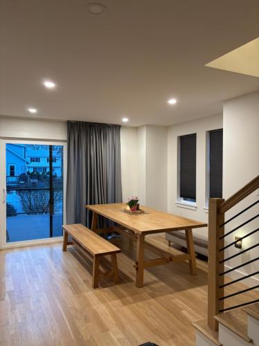 Modern bedroom in Weymouth with private bath in Weymouth (MA)