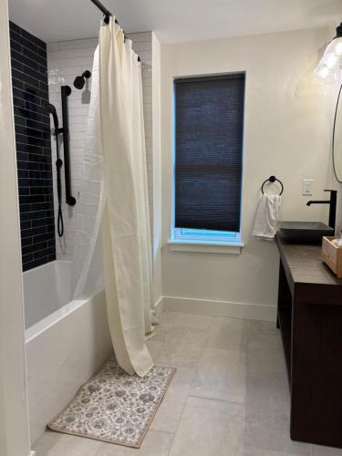 Modern bedroom in Weymouth with private bath in Weymouth (MA)