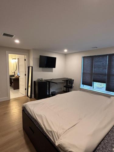Modern bedroom in Weymouth with private bath in Weymouth (MA)