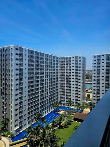 Hannah's Crib at Shore Residences with Balcony and Pool View, Manila