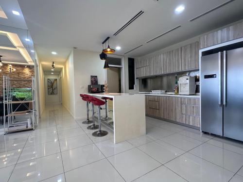 Skyline Luxe 4BR Retreat with En-suite Icon City Skyline Luxe 4BR Retreat with En-suite Icon City