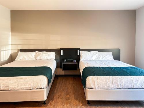 Queen Room with Two Queen Beds - Disability Access - Non-Smoking