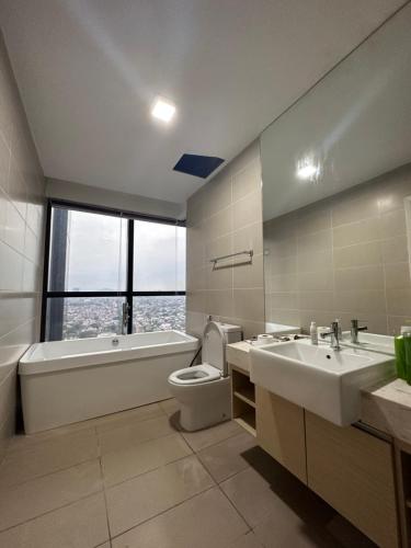 Skyline Luxe 4BR Retreat with En-suite Icon City Skyline Luxe 4BR Retreat with En-suite Icon City