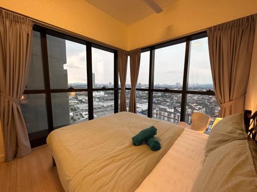 Skyline Luxe 4BR Retreat with En-suite Icon City