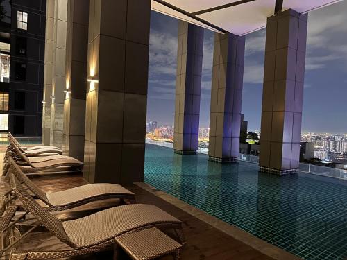 Skyline Luxe 4BR Retreat with En-suite Icon City Skyline Luxe 4BR Retreat with En-suite Icon City