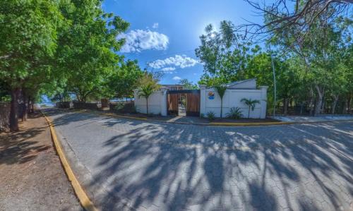 Balcony Bedroom Suite w Romantic Sunsets - AC - Pool